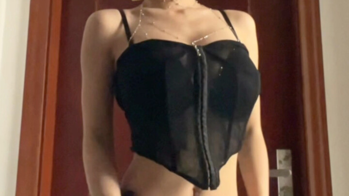 Tử Trế tùy tiện xoay xoay