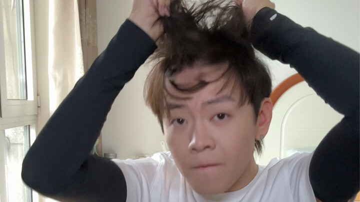 Tóc xoăn tự nhiên là kẻ thù cả đời của tôi.