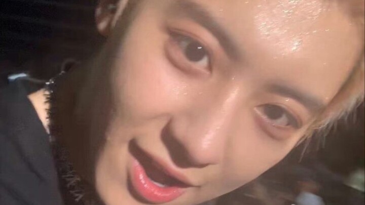 Đố bạn biết vì sao anh ấy lại là mối tình đầu K-pop của bạn? Tất nhiên là vì dù đứng cạnh soái ca th