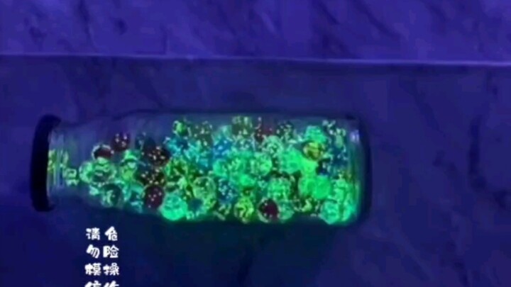 Kompetisi Gulung Botol di Tangga (Bercahaya dalam Gelap)