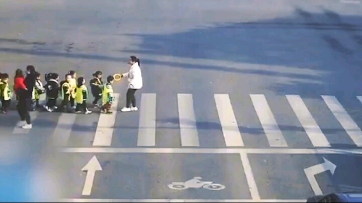 Sopir tidak bertanggung jawab nekat melintasi zebra cross, nyaris menabrak siswa, dan akhirnya ditah