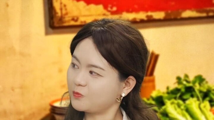 In the 1980s, a household with 10,000 yuan enjoyed spicy hot pot.