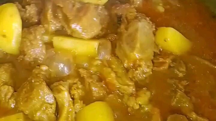 আলু দিয়ে গরুর মাংসের ঝোল এডিট কভার