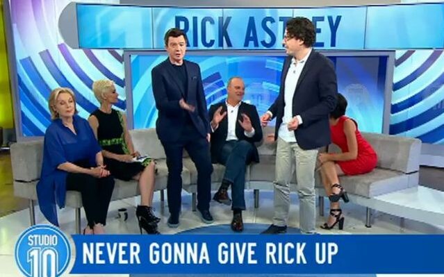 วิดีโอหายากสุดๆ | Rick Astley สอนท่าเต้นคลาสสิกแบบสดๆ