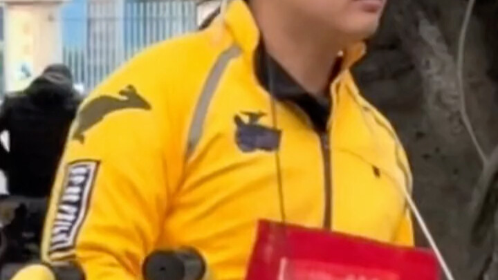 Heartbreaking to watch! To care for his elderly father and sick daughter, a disabled delivery driver