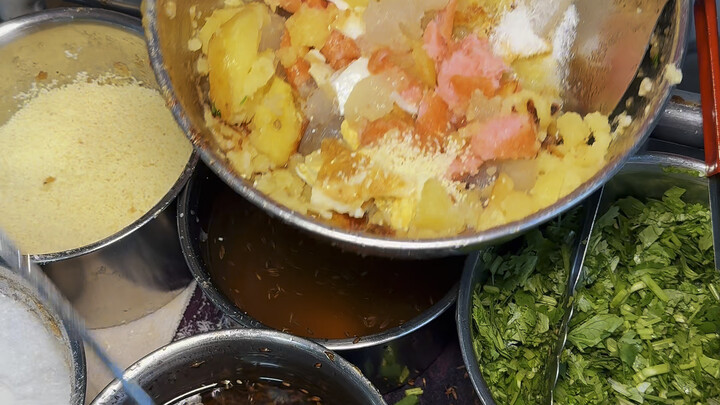 At the school gate, a big box of mashed potato rice dish costs just 17 yuan—it’s super sticky!