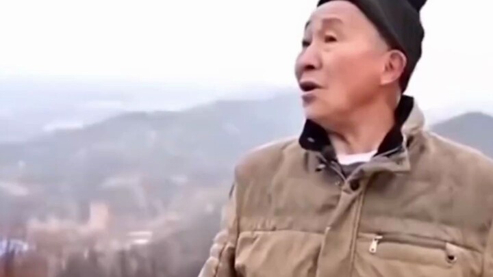 الديك الحريري الأحمر البطن شائع، لكن العم العجوز ليس كذلك | مونتاج مضحك