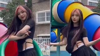 [Hype Boy] Menari dalam versi taman hiburan lingkungan sekitar, mengenakan serba hitam tetapi masih 