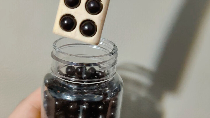 Sendok khusus untuk Liu Wei Di Huang Wan yang dibeli Pacar di Pinduoduo—sungguh gampang banget dipak