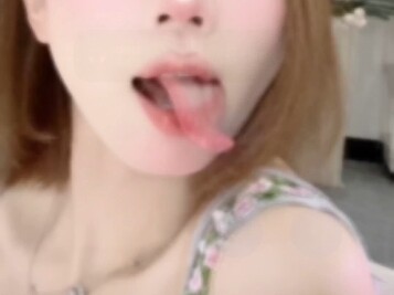 ks: Sister Qianqian sticking out her tongue