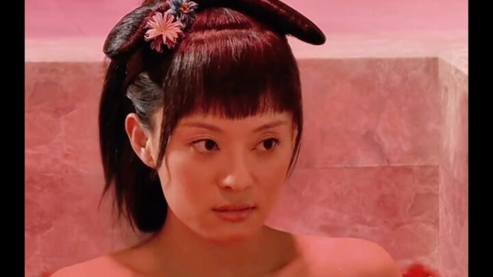 It turns out that the pool scene in “Empresses in the Palace” is packed with director Zheng Xiaolong