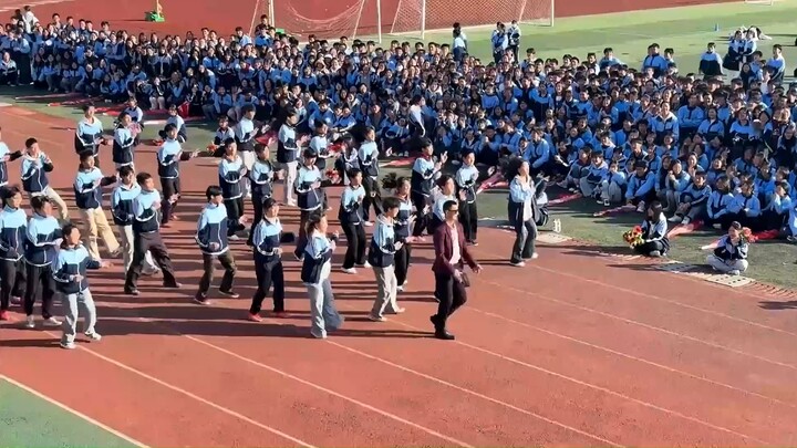 أولًا لا بد من وجود معلّم صف لافت لا يُفسد المتعة، ثم مجموعة من الطلاب المفعمين بالحيوية والنشاط.