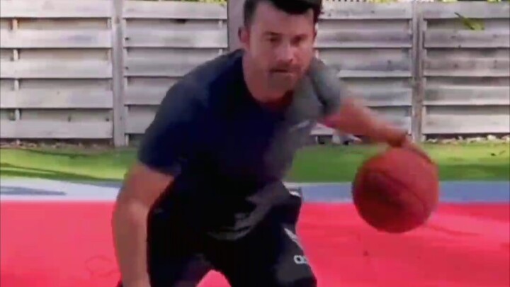 «Xem xong mà không học được cách rê bóng nhịp nhàng thì thật khó»