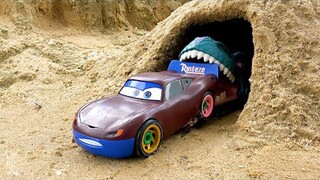 The car was bitten by the monster in the cave, and the engineering vehicle came to repair it