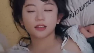 Dia masih perawan, tapi terbangun dalam keadaan hamil. Ayah bayi itu adalah dewa