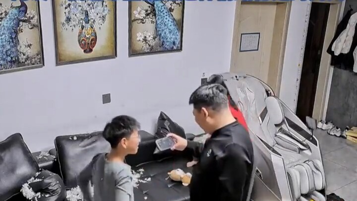 The son accidentally scattered the sofa’s stuffing all over the floor, and his parents calmly helped