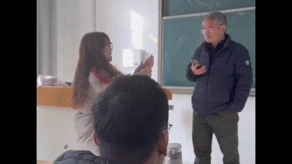 Whose teacher is laughing so cutely 😁?