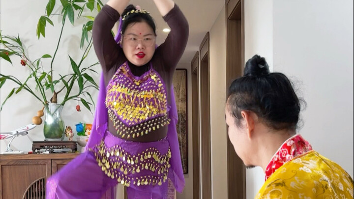 Pak Zhang kembali menikmati kemewahan; hari ini ia mendapat perlakuan bak seorang raja. Di dunia nya