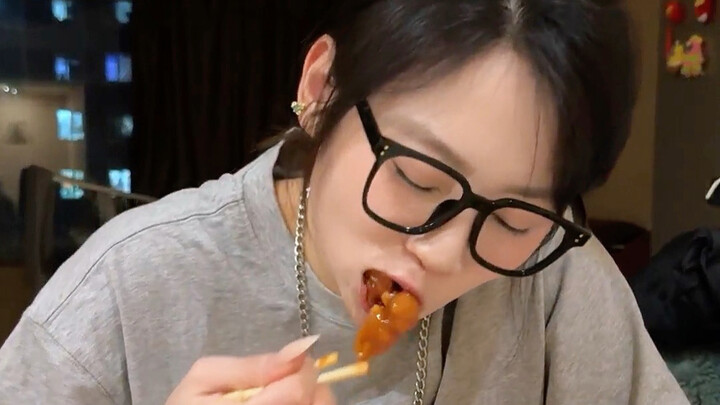 Aku mau menulis kata "sengsara" di dalam mi rice noodle.