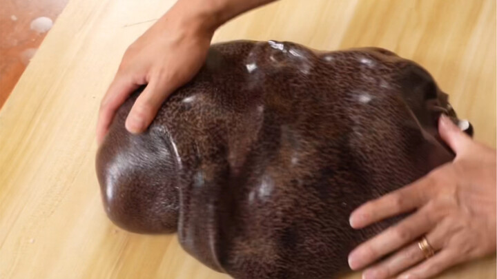 Tackling the biggest naked moray eel online—37 lbs and longer than I am! I effortlessly filleted it 