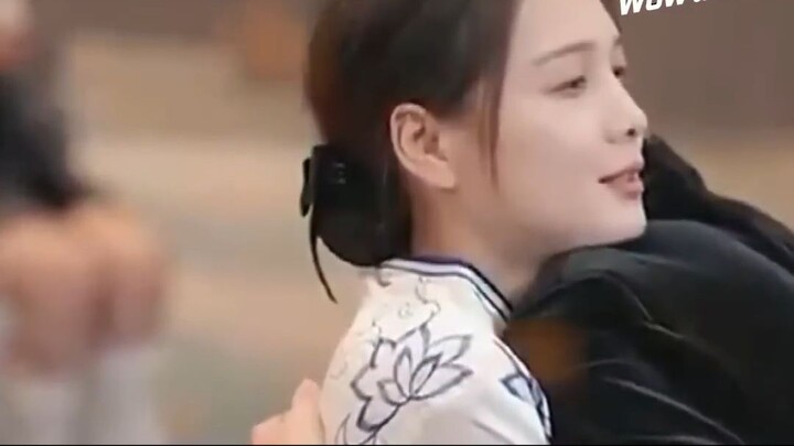 สาวใบ้ถูกพวกไฮโซกลั่นแกล้งกลางงานเลี้ยง…ใครจะรู้ว่าเธอคือทายาทมหาเศรษฐีอันดับหนึ่ง!