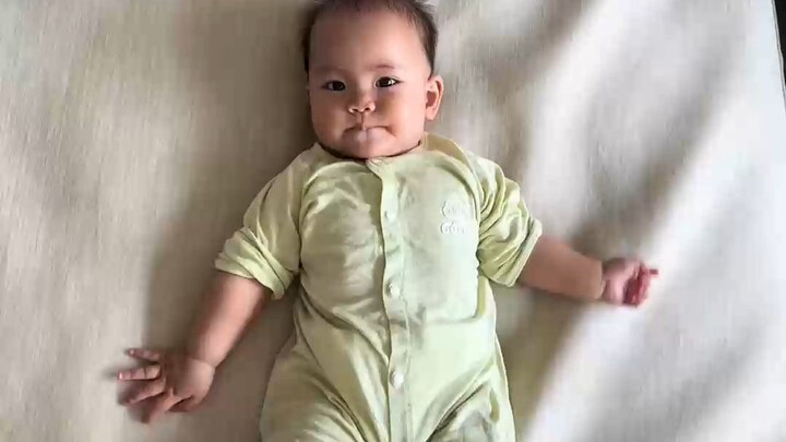 Selama ini nggak pernah tahu kenapa tangan si kecil selalu begini. Baru pada suatu malam, saat melih