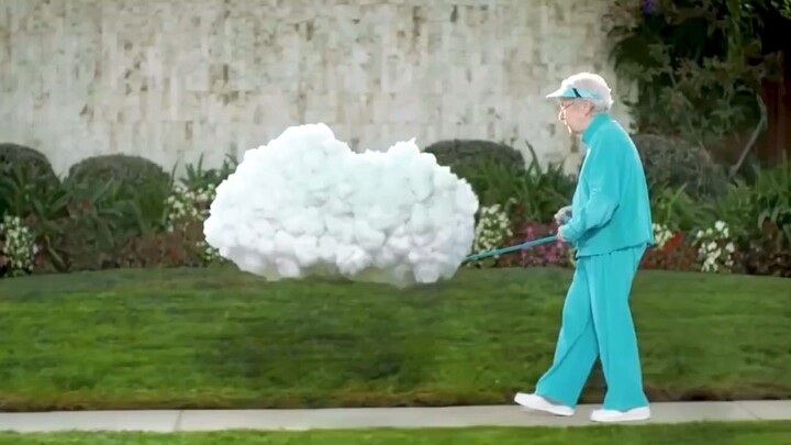 Seorang nenek menganggap awan putih sebagai hewan peliharaannya, siapa sangka awan itu pun bisa menu