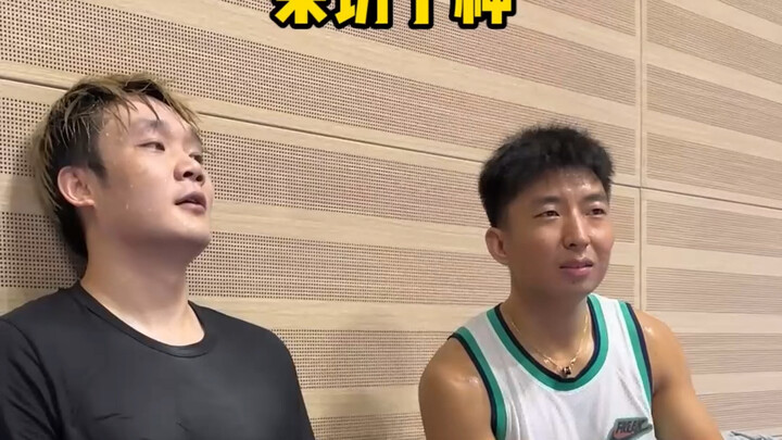 “Mạnh cỡ nào?” “Giống như tôi đánh bạn ấy mà.”