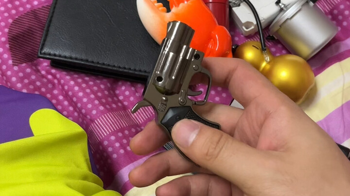 Tôi không tin là bạn lại có cái bật lửa còn lố bịch hơn tôi!