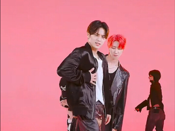 SEVENTEEN-《HOT》舞蹈接力“魔都物理七个八”