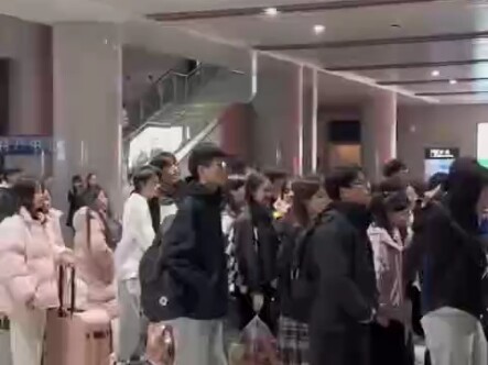 On Sunday evening, the government arranged free high-speed trains to shuttle cycling college student