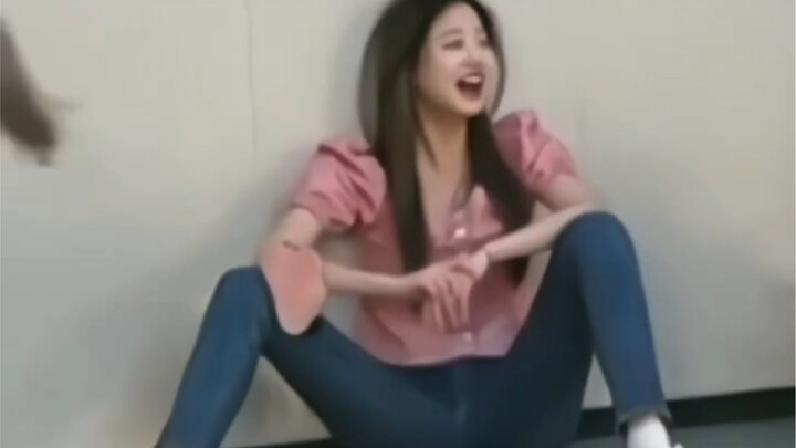 Jang Won-young laughing heartily at Wang the Shorty