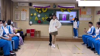 رقصة رأس السنة لصف المدرسة الثانوية