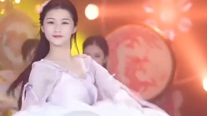 Sima Zhao dan Liu Chan menikmati tarian Evergrande bersama. Kalimat "Saya sangat senang di sini sehi