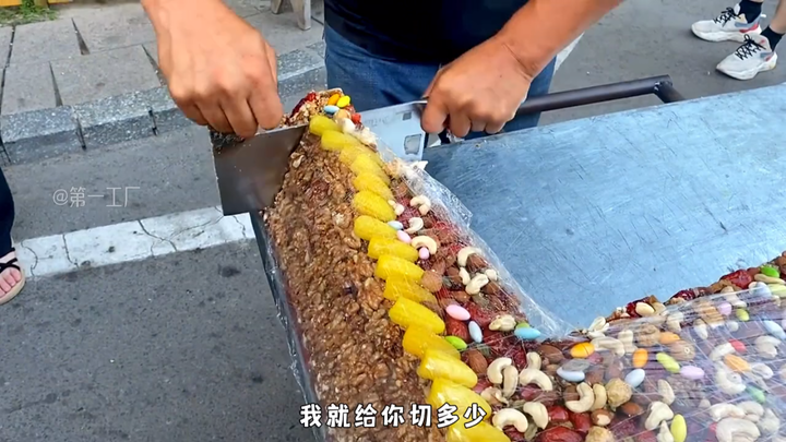 Dulu, kue potong yang dijual di warung pinggir jalan bikin orang takut cuma mendengarnya. Sekarang z