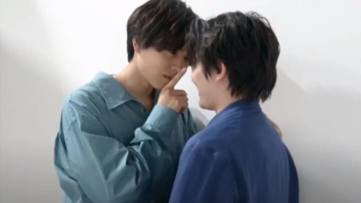 Holding hands and touching heads, Ultraman Geed competed with a man in love and was attacked. Belia 