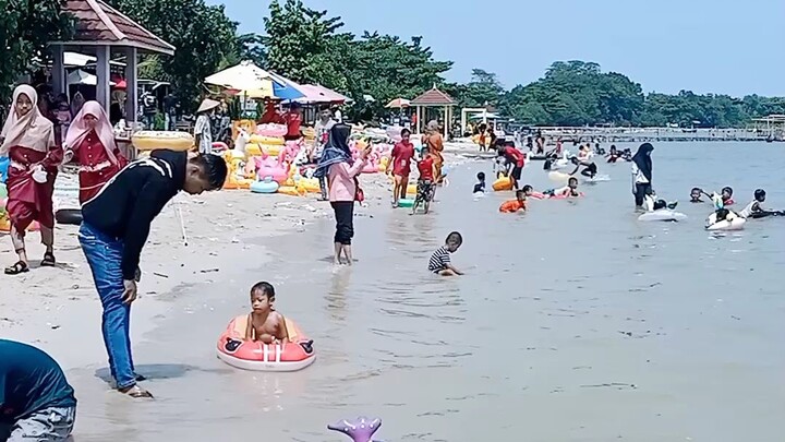 berenang di pantai