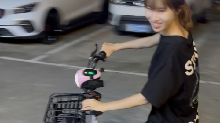 Thì ra cảnh con gái bị anh chàng tóc vàng bắt chuyện là thế này à!