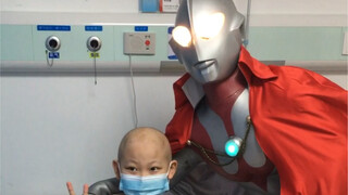 奥特曼前往医院探望肿瘤儿童给他们带来希望与光明！教孩子们一定要与病魔斗争到底！
