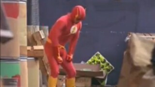 Flash generasi pertama tidak memiliki efek khusus, dan speed force hanya bisa berjalan dengan kaki