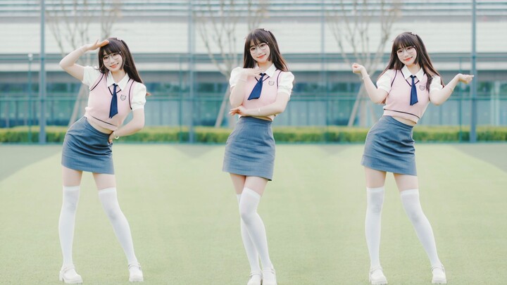 Walking home from class with my junior female schoolmate ❤ So sweet, Mr. Chu~