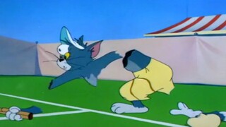 Tubuh Tom sangat kaku, bolanya patah, terlalu terfragmentasi.