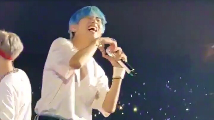 [BTS] Taehyung Gets Laughter-Struck by ARMY at the Concert