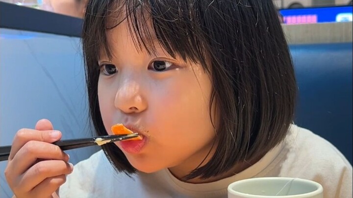 Cuối cùng đã biết vì sao cô ấy lại thích ăn sushi rồi