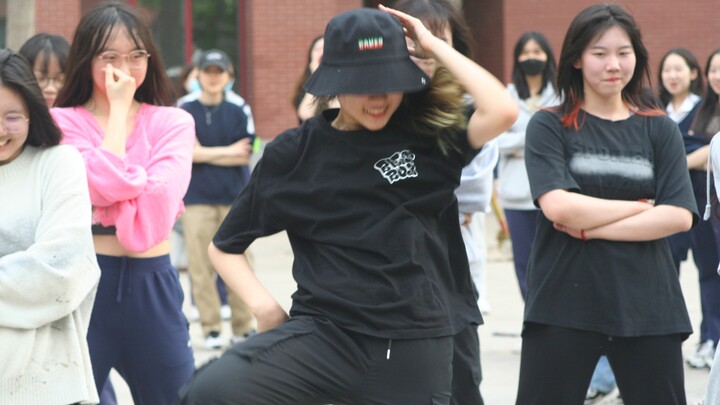 [(G)I-DLE] When everyone except me danced with my bag, Tian Xiaojuan