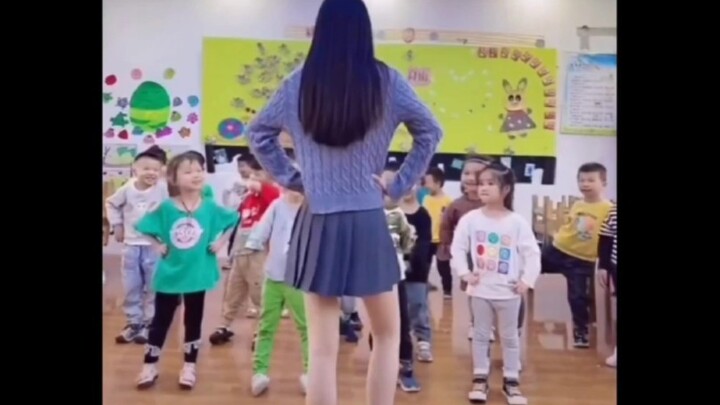 “Guru, kalau begini, apakah Anda akan terus mengantar-jemput anak Anda ke sekolah?”