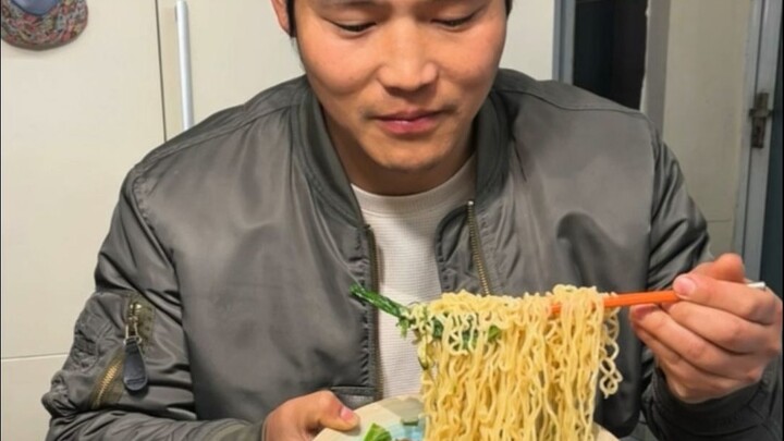 บะหมี่กึ่งสำเร็จรูปทานได้ไม่เบื่อ จริงๆ ทานได้ไม่เบื่อ ใช้เป็นทั้งกับข้าวและอาหารหลักได้เลย