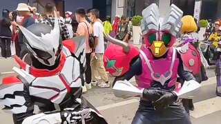 ครอบครัวคะ นี่คือ Kamen Rider แบบไหนคะ?