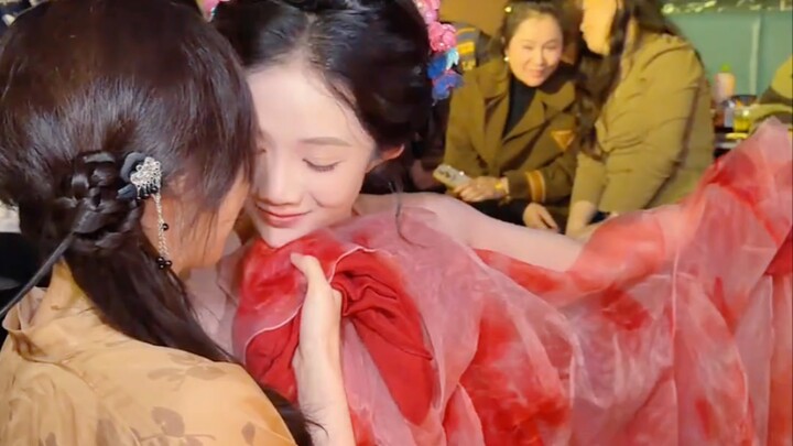 Ya ampun.. Kenapa sih cewek cantik ini langsung ngomong begitu pas heboh? Gak boleh gitu!!!