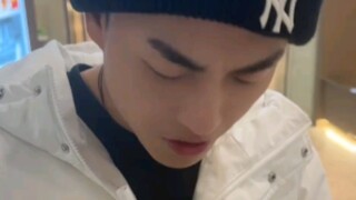 دفتر العناوين 106: عندما قام أحد الأصدقاء المقرّبين بتحرير مقطع بشكل خبيث، فتمّ تجريده في المرحاض...